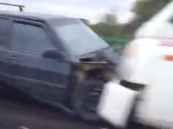 Лобовое столкновение под Волжским попало на видео