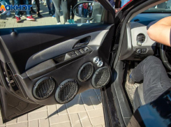 Семью с коляской и беременную девушку едва не сбил неизвестный на «десятке» на парковке ТРЦ