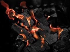 В Волжском от огня сильно пострадал жилой дом 