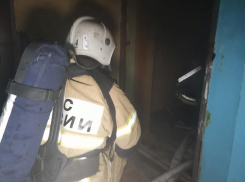 Ночью в 19 микрорайоне в Волжском в пятиэтажке произошел пожар
