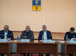 Глава Волжского Игорь Воронин раскритиковал УК за антисанитарию во дворах и подъездах
