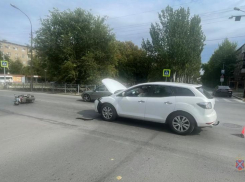 В Волжском «Мазда» столкнулась с мотороллером: водитель двухколесного транспорта госпитализирована
