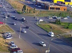 Лихач на ВАЗе «в заносе» зацепил движущийся впереди грузовик в Волжском