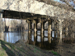 Развилка дороги на Волжский затоплена из-за размытой дамбы реки