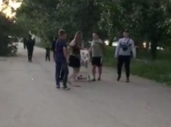 Пьяная быдло-мамаша устроила разборки с парнями под рев дитя в Волжском