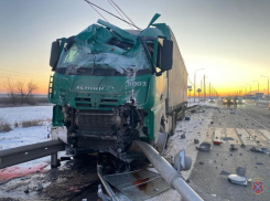 Многотонный КАМАЗ вылетел с дороги в Среднеахтубинском районе и протаранил препятствие