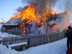 Кирпичный дом вспыхнул в Среднеахтубинском районе из-за электроприбора