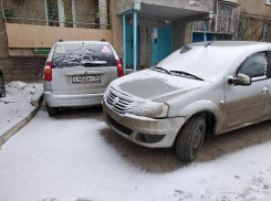 Водитель «Рено» бросил открытую машину перед входом в подъезд в Волжском