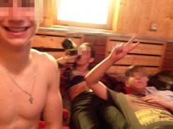 Волжские школьники устроили скандальную фотосессию на даче классного руководителя