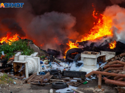 В Волжском загорелся блочный гараж