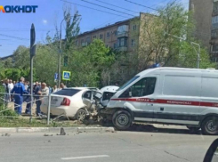 «Его всего переломало, а парализованная жена осталась одна»: в Волжском переживают за судьбу водителя после ДТП со скорой