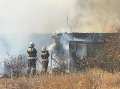 Огненная стихия охватила более 300 кв метров в Среднеахтубинском районе