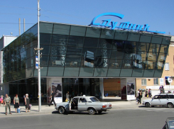 У «Спутника» в Волжском поставят лавочку примирения и положат новый газон