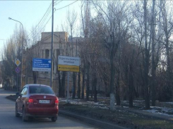 В Волжском знак-феникс вновь появился с рекламой гостиницы