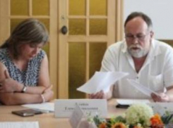 Из-за скандалов в школах Волжского замглавы администрации и начальник управления образования были привлечены к дисциплинарной ответственности