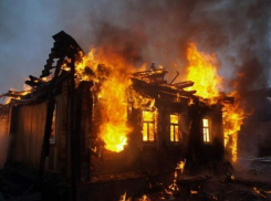 Больше двух часов пожарные тушили дачу в Волжском