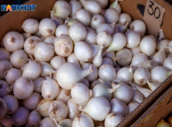 Продуктовая корзина в  Волжском: дешевый лук  в сетевых магазинах, а большой выбор на рынке