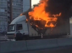 Пожарные тушили горящую фуру в Волгограде