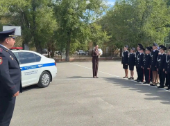 В школе №10 Волжского кадеты встретили День знаний вместе с полицейскими