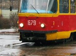 На западе Волгограда почтальон лишилась пальцев ног, угодив под трамвай