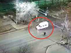Маршрутка сбила пешехода на переходе в Волжском: видео