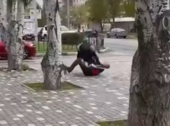 Жестокая схватка попала на видео: драка волжанина с охранником после нападения на банкомат