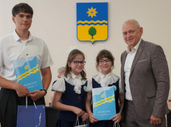 Глава Волжского вручил благодарности школьникам за сохранение исторической памяти