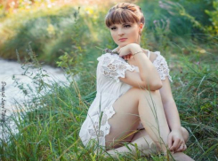 Красавицу Анну Пласовскую поздравляет ее подруга 