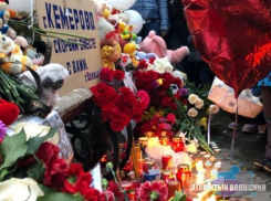 Игрушки с мемориала погибшим кемеровчанам решили передать детям в Волжском