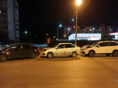 Женщина пострадала в ДТП на перекрестке в Волжском