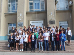 Волжским школьникам вручили паспорта в городской администрации