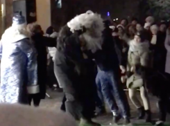 «Позорище» и «быдло»: волжане отругали «драчунов», напавших на Мороза и Ягу