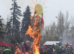 Волжане сожгли чучело Масленицы, распрощавшись с зимой