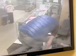 В Волжском подростки обокрали отдел «Валентины»: видео