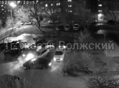 Протаранил три машины на парковке и пошел домой: в Волжском на видео попала странная авария 