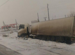 Огромный грузовик унесло в кювет на обледенелой трассе в Ленинском районе