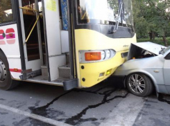 В Волжском водитель «девятки» столкнулся лоб в лоб с автобусом