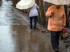 Разбитые тротуары впервые за долгие годы начали ремонтировать в Волжском