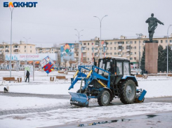 Более 100 человек и 36 единиц техники борются со снегом на улицах Волжского