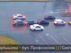 Девушка за рулем собрала три машины в аварии в Волжском