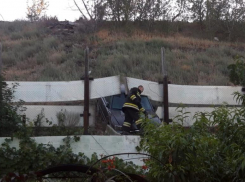 В Волжском автомобиль протаранил забор дачи 