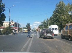 Авария в 21 микрорайоне в Волжском собрала многокилометровую пробку