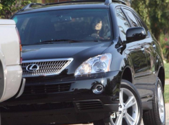 В центре Волгограда автоледи на Lexus сбила пенсионерку на светофоре