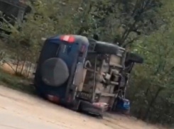 От мощного столкновения машина перевернулась