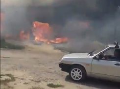 На видео попало, как в ГСК «Лада» Волжского гаражи горели вместе с машинами 
