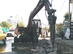 Нелепую парковку, из-за которой школьники ходят по краю дороги, начали ломать в Волжском