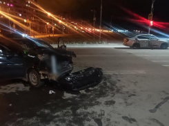 2 пассажира пострадали в столкновении авто на перекрестке в Волжском
