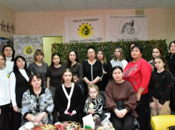 «За каждым снимком — судьба»: в Волжском открыли стенд памяти 20 героев СВО