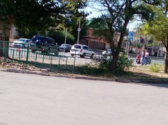 Запчасти «покалеченных» автомобилей оказались на «зебре» после аварии в Волжском