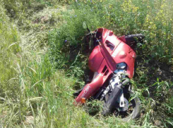 Под Волжским на бездорожье перевернулся мотоциклист